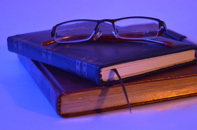 網(wǎng)站開發(fā)團(tuán)隊如何編寫網(wǎng)站制作方案？ books_reading_glass_free_photo-690x457